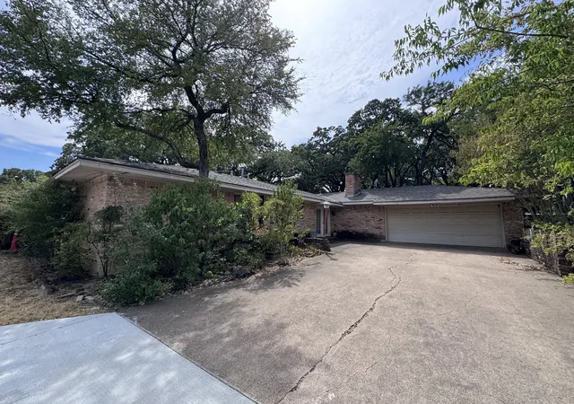 Photo 3 of Single family home for sale at 806 Sharpshire St, Grand Prairie, TX 75050 | MLS# 21372687 | Listing updated on 2026-09-09
