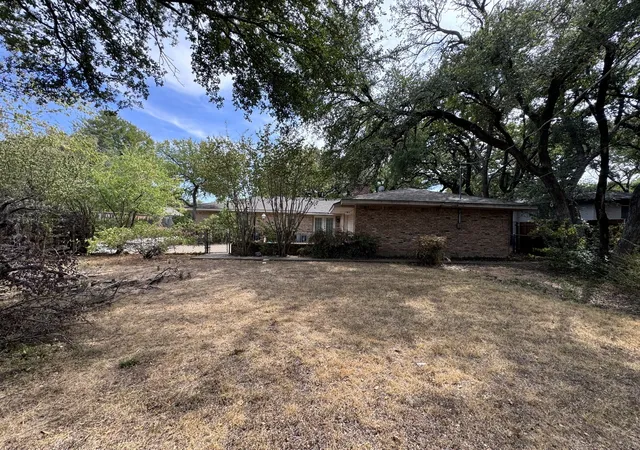 Photo 3 of Single family home for sale at 806 Sharpshire St, Grand Prairie, TX 75050 | MLS# 21372687 | Listing updated on 2026-09-09