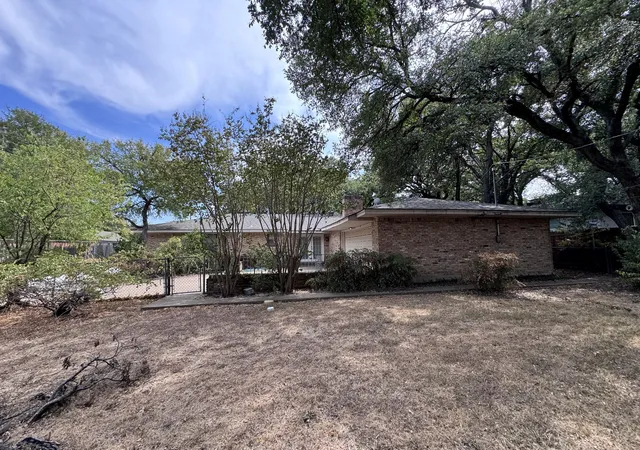 Photo 4 of Single family home for sale at 806 Sharpshire St, Grand Prairie, TX 75050 | MLS# 21372687 | Listing updated on 2026-09-09