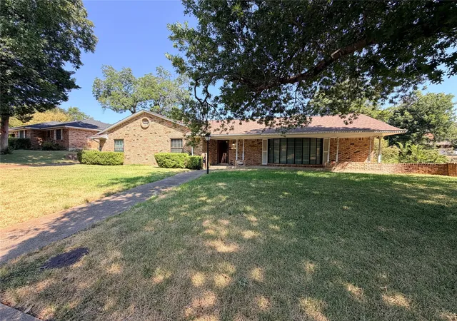 Photo 1 of Sale Pending at 921 Medalist Dr, Dallas, TX 75232 | MLS# 21371700 | Listing updated on 2026-09-20