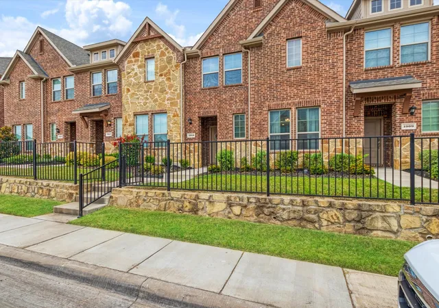 Townhouse for sale at 1913 Buffalo Hill Dr, Mesquite, TX 75149 | MLS# 21372700