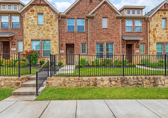 Photo 2 of Townhouse for sale at 1913 Buffalo Hill Dr, Mesquite, TX 75149 | MLS# 21372700 | Listing updated on 2026-10-03