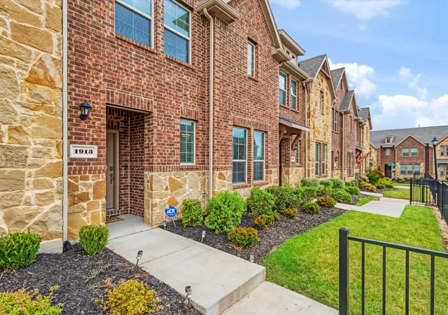 Photo 3 of Townhouse for sale at 1913 Buffalo Hill Dr, Mesquite, TX 75149 | MLS# 21372700 | Listing updated on 2026-10-03