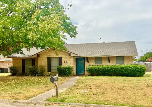 Photo 1 of Single family home for sale at 101 Diane Dr, Sanger, TX 76266 | MLS# 21372715 | Listing updated on 2026-09-13