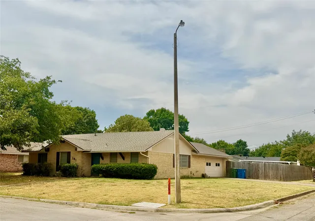 Photo 3 of Single family home for sale at 101 Diane Dr, Sanger, TX 76266 | MLS# 21372715 | Listing updated on 2026-09-13