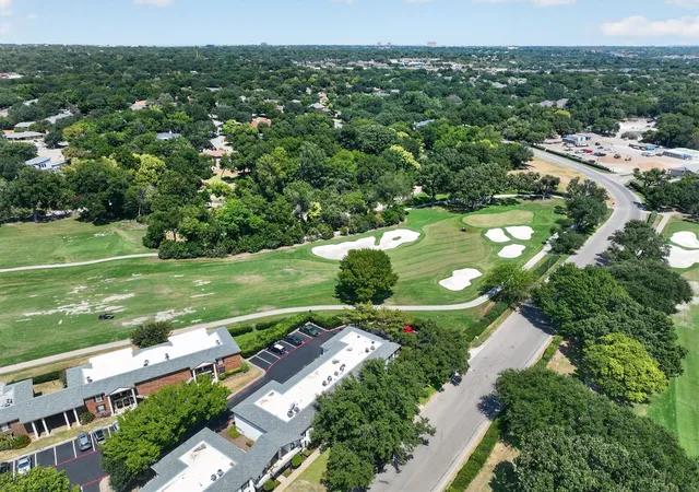 Listing Photo 2 - Condo for sale in building located at 4000 Ridglea Country Clb Dr, Fort Worth, TX 76126 - Unit #102