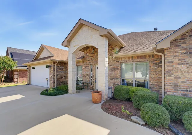 Photo 1 of Sale Pending at 3225 White Oaks Dr, Abilene, TX 79606 | MLS# 21372724 | Listing updated on 2026-09-18