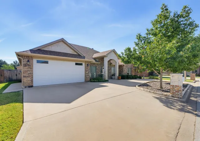 Photo 3 of Sale Pending at 3225 White Oaks Dr, Abilene, TX 79606 | MLS# 21372724 | Listing updated on 2026-09-18