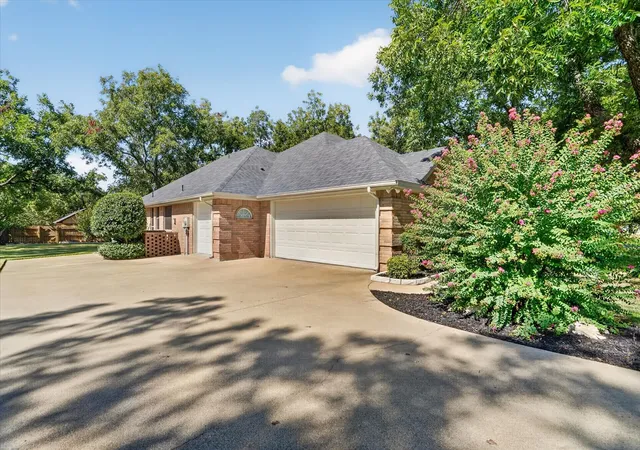 Photo 2 of Single family home for sale at 9216 Hanging Moss Dr, Granbury, TX 76049 | MLS# 21368250 | Listing updated on 2026-09-30