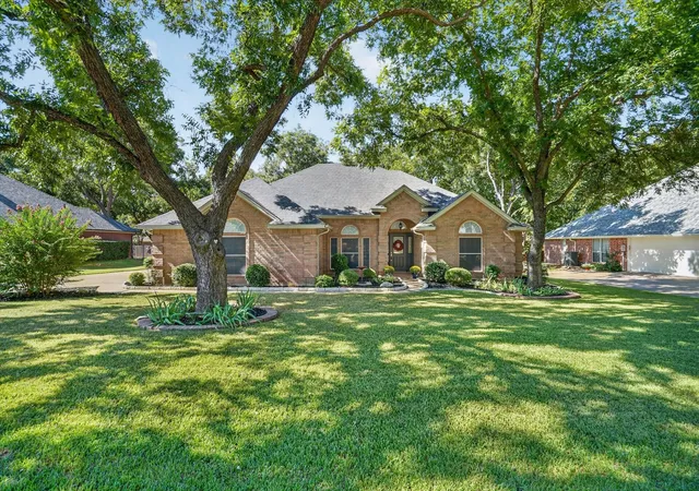 Photo 3 of Single family home for sale at 9216 Hanging Moss Dr, Granbury, TX 76049 | MLS# 21368250 | Listing updated on 2026-09-30