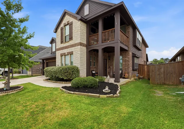 Photo 2 of Single family home for sale at 1112 Bear Oak Dr, Burleson, TX 76028 | MLS# 21371781 | Listing updated on 2026-09-13