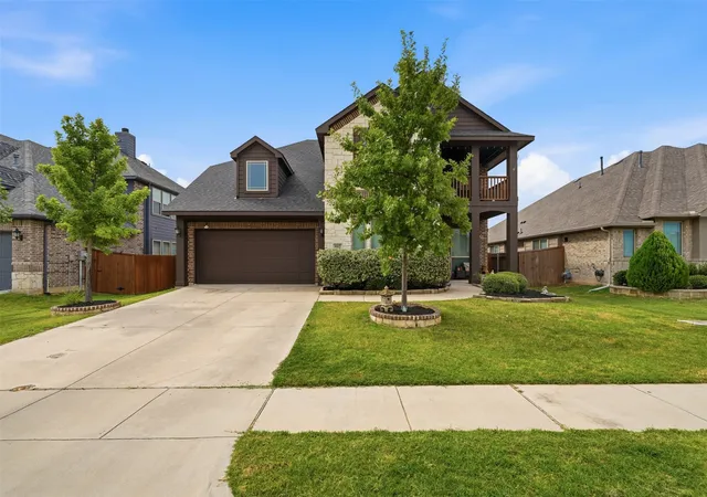 Photo 3 of Single family home for sale at 1112 Bear Oak Dr, Burleson, TX 76028 | MLS# 21371781 | Listing updated on 2026-09-13