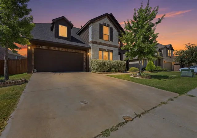 Photo 3 of Single family home for sale at 1112 Bear Oak Dr, Burleson, TX 76028 | MLS# 21371781 | Listing updated on 2026-09-13