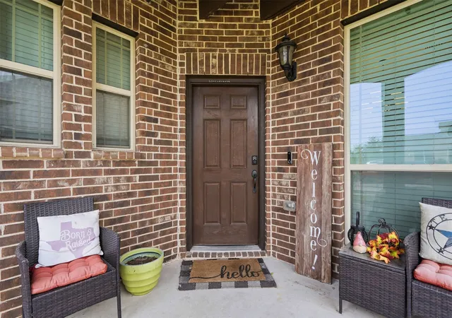 Photo 4 of Single family home for sale at 1112 Bear Oak Dr, Burleson, TX 76028 | MLS# 21371781 | Listing updated on 2026-09-13