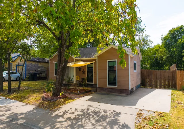 Photo 3 of Single family home for sale at 1001 S 5th St, Garland, TX 75040 | MLS# 21372806 | Listing updated on 2026-09-30