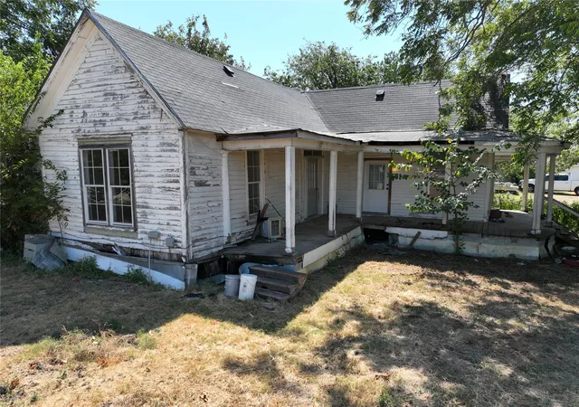 Photo 2 of Single family home for sale at 106 N Wesley St, Itasca, TX 76055 | MLS# 21372934 | Listing updated on 2026-09-10