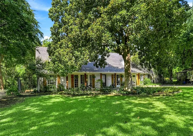 Photo 3 of Single family home for sale at 933 Blue Lake Cir, Richardson, TX 75080 | MLS# 21369998 | Listing updated on 2026-09-12