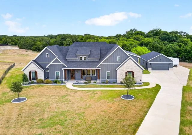 Photo 1 of Single family home for sale at 10 Tamminga Trl, Waxahachie, TX 75167 | MLS# 21370512 | Listing updated on 2026-09-13
