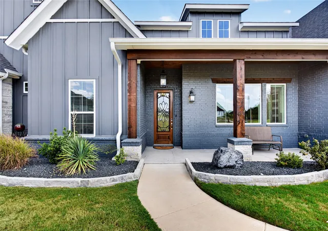 Photo 3 of Single family home for sale at 10 Tamminga Trl, Waxahachie, TX 75167 | MLS# 21370512 | Listing updated on 2026-09-13