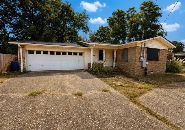 Single family home for sale at 410 Oak St, Malakoff, TX 75148 | MLS# 21361708