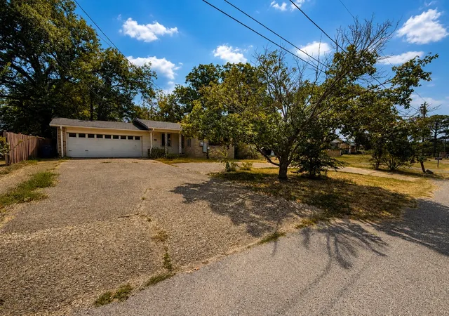 Photo 4 of Single family home for sale at 410 Oak St, Malakoff, TX 75148 | MLS# 21361708 | Listing updated on 2026-09-29