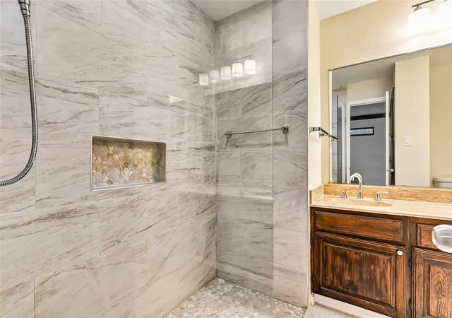 Listing Photo 4 - Condo for sale in building located at 5705 Marvin Loving Dr, Garland, TX 75043 - Unit #201