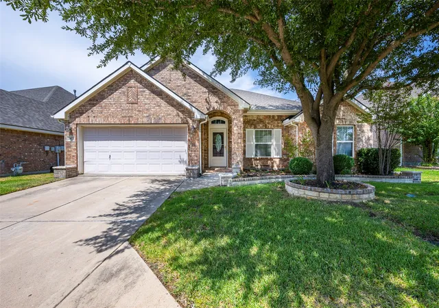 Photo 1 of Single family home for sale at 2813 Fox Creek Trl, Arlington, TX 76017 | MLS# 21371745 | Listing updated on 2026-09-10