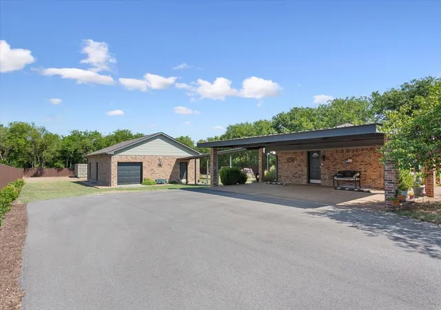 Photo 3 of Single family home for sale at 354 Bluebonnett Ln, Lorena, TX 76655 | MLS# 21372751 | Listing updated on 2026-09-12