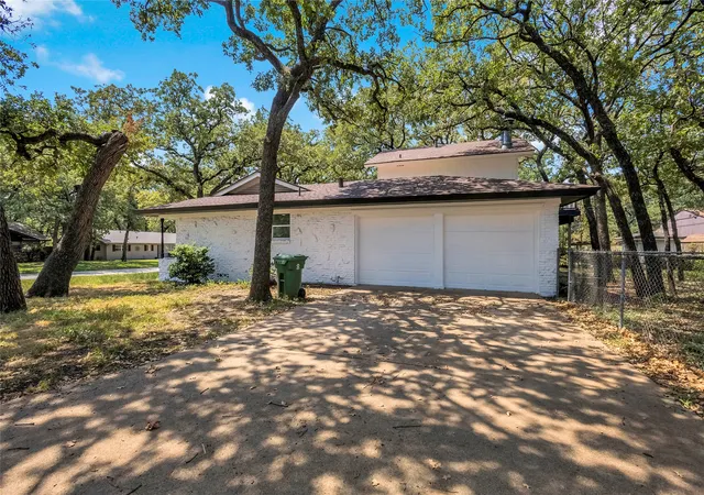 Photo 2 of Single family home for sale at 520 Circleview Dr S, Hurst, TX 76054 | MLS# 21371273 | Listing updated on 2026-09-11