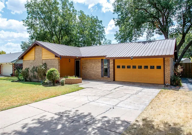 Photo 2 of Sale Pending at 1009 W Edwards, Olney, TX 76374 | MLS# 21373140 | Listing updated on 2026-09-18