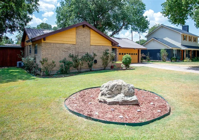Photo 3 of Sale Pending at 1009 W Edwards, Olney, TX 76374 | MLS# 21373140 | Listing updated on 2026-09-18