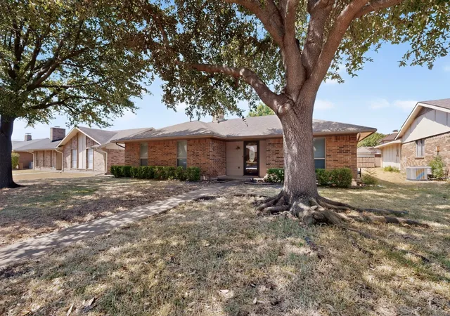 Photo 3 of Single family home for sale at 2009 Glencrest Ln, Garland, TX 75040 | MLS# 21373180 | Listing updated on 2026-09-14