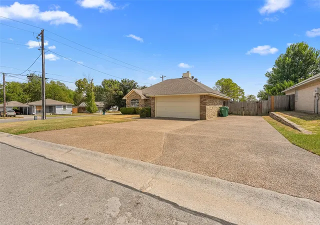 Photo 2 of Single family home for sale at 419 Strata Dr, Denton, TX 76201 | MLS# 21372374 | Listing updated on 2026-09-12