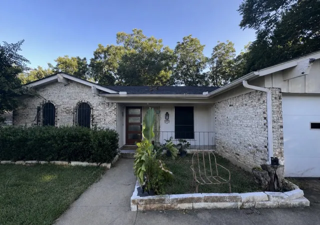 Photo 1 of Sale Pending at 1704 Galahad Ln, Arlington, TX 76014 | MLS# 21372827 | Listing updated on 2026-09-14