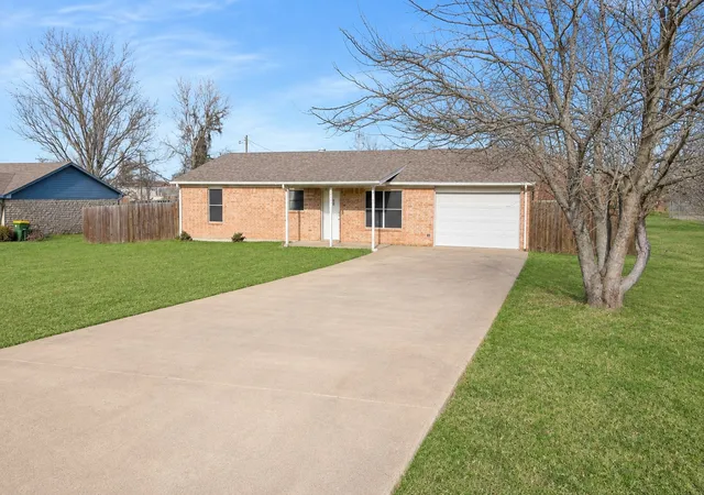 Photo 2 of Single family home for sale at 513 Ranch Rd, Granbury, TX 76049 | MLS# 21373374 | Listing updated on 2026-09-15
