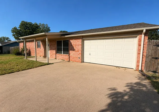 Photo 3 of Single family home for sale at 513 Ranch Rd, Granbury, TX 76049 | MLS# 21373374 | Listing updated on 2026-09-15
