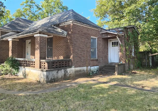Photo 3 of Single family home for sale at 615 N Mirick Ave, Denison, TX 75020 | MLS# 21373397 | Listing updated on 2026-09-13