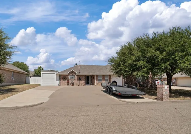 Photo 1 of Single family home for sale at 105 Topaz Cir, Hewitt, TX 76643 | MLS# 21373399 | Listing updated on 2026-09-13