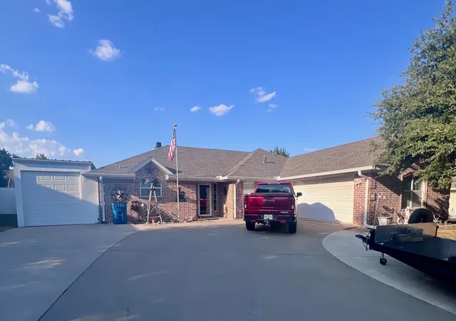 Photo 2 of Single family home for sale at 105 Topaz Cir, Hewitt, TX 76643 | MLS# 21373399 | Listing updated on 2026-09-13