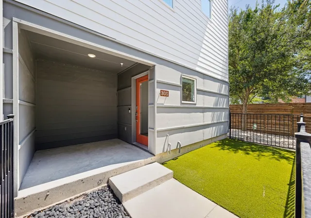 Photo 1 of Sale Pending at 5020 Bryan St #305, Dallas, TX 75206 | MLS# 21365788 | Listing updated on 2026-09-08