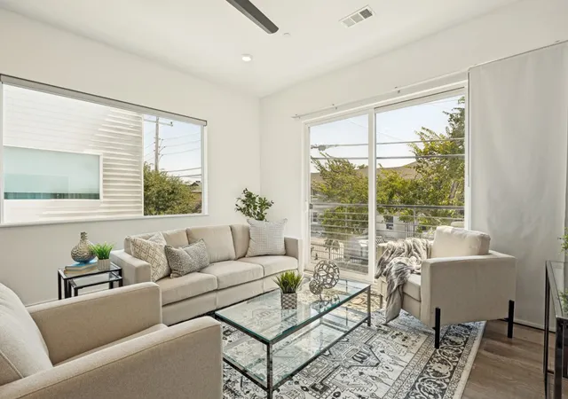 Listing Photo 4 - Condo for sale in building located at 5020 Bryan St, Dallas, TX 75206 - Unit #305