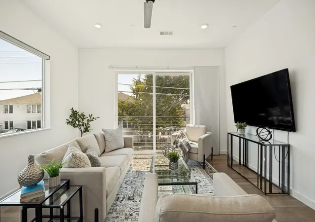 Listing Photo 5 - Condo for sale in building located at 5020 Bryan St, Dallas, TX 75206 - Unit #305