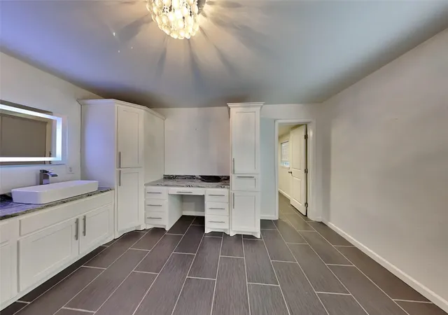 Photo 4 of Single family home for sale at 708 S Willomet Ave, Dallas, TX 75208 | MLS# 21357149 | Listing updated on 2026-09-15
