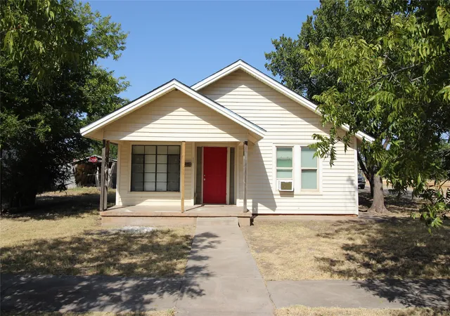 Single family home for sale at 802 S Anson, Stamford, TX 79553 | MLS# 21372042