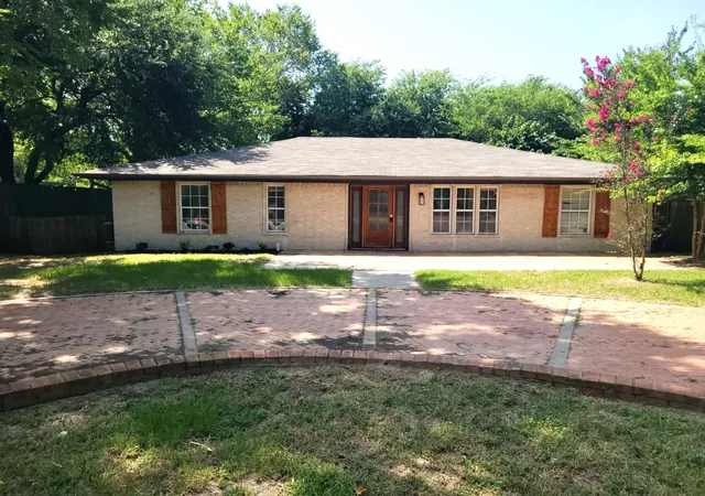 Single family home for sale at 103 W Cayuga Dr, Athens, TX 75751 | MLS# 21371957
