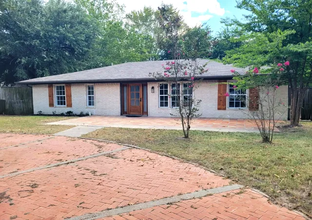 Photo 2 of Single family home for sale at 103 W Cayuga Dr, Athens, TX 75751 | MLS# 21371957 | Listing updated on 2026-09-16