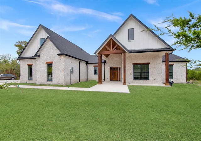 Photo 1 of Single family home for sale at 1179 Robertson Rd, Whitewright, TX 75491 | MLS# 21373872 | Listing updated on 2026-09-12