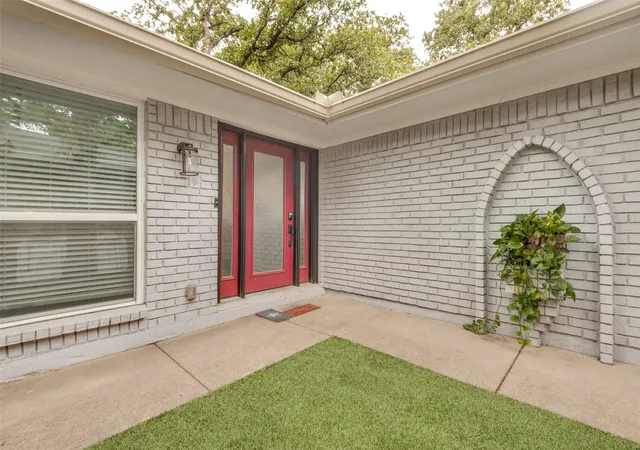 Photo 2 of Single family home for sale at 824 Wheelwood Dr, Hurst, TX 76053 | MLS# 21373841 | Listing updated on 2026-09-14