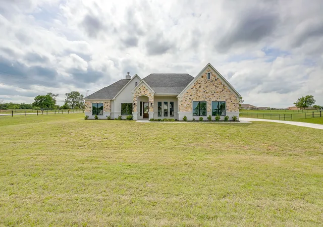 Photo 2 of Single family home for sale at 1001 Magnolia Ct, Springtown, TX 76082 | MLS# 21373867 | Listing updated on 2026-09-13