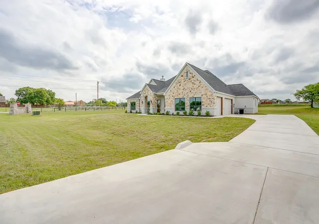 Photo 3 of Single family home for sale at 1001 Magnolia Ct, Springtown, TX 76082 | MLS# 21373867 | Listing updated on 2026-09-13